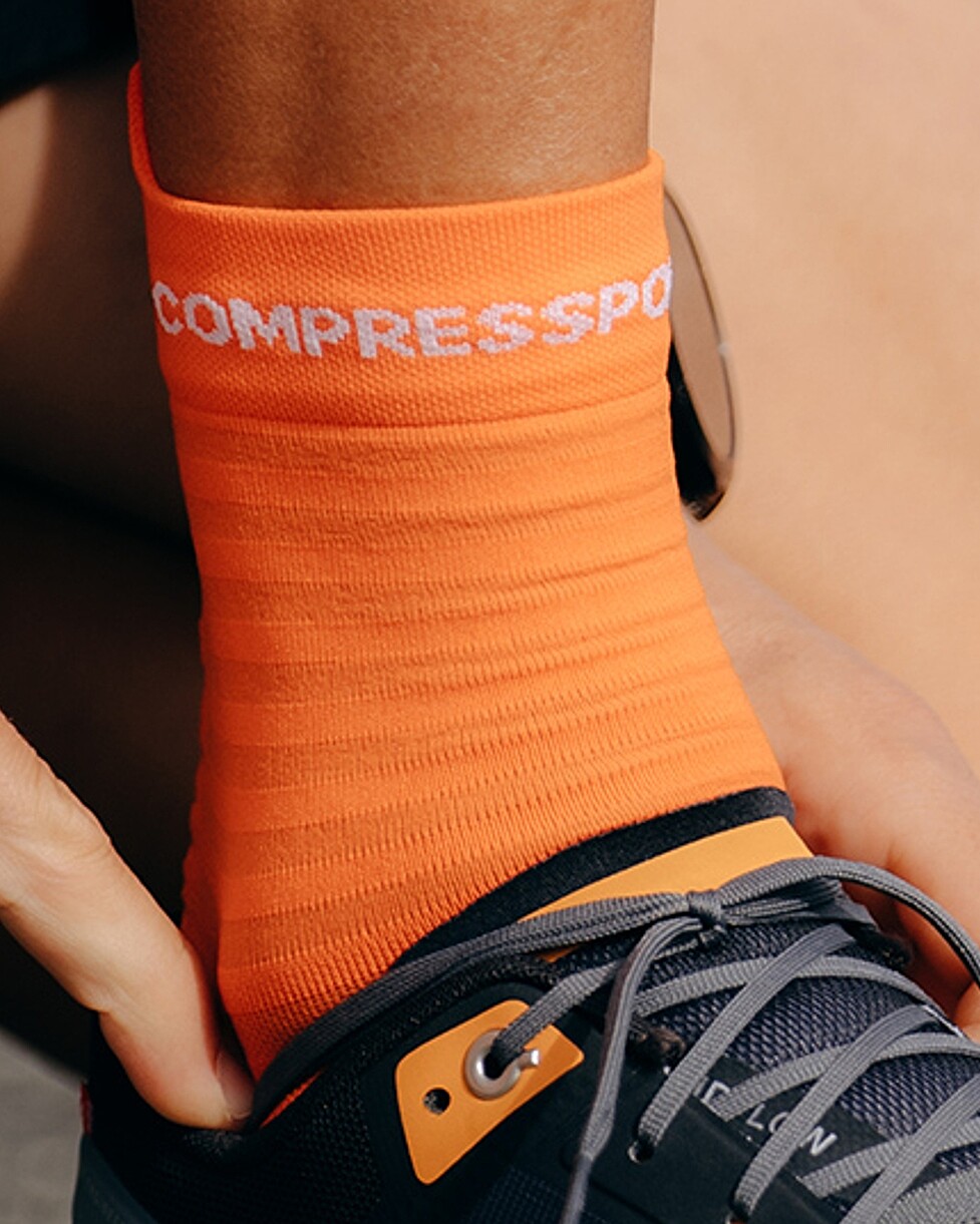 MEIAS COMPRESSPORT PRO RACING V 4.0 ULTRALIGHT RUN HIGH - LARANJA