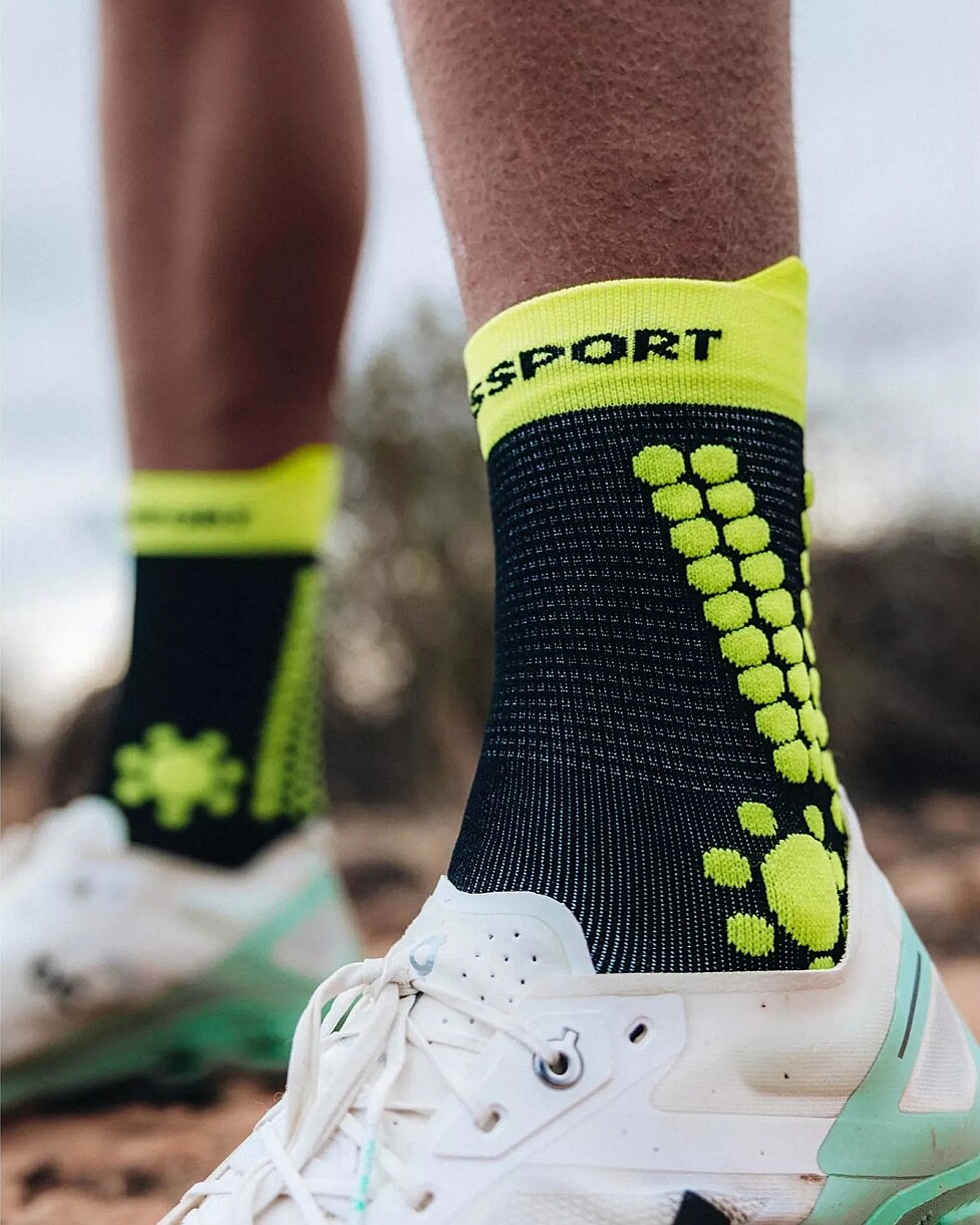 MEIAS COMPRESSPORT PRO RACING V4.0 TRAIL - PR/AMARELO