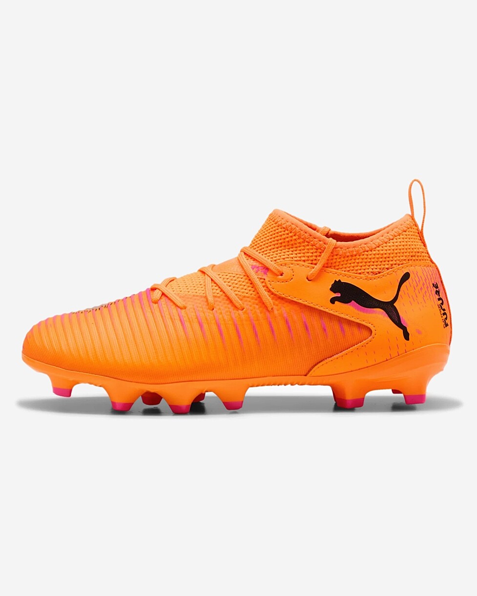 Liberta a tua criatividade com as PUMA FUTURE 8 MATCH. Com uma parte superior em malha macia e leve, um...  CHUTEIRA PUMA FUTURE 8 FG/AG JR - LARANJA