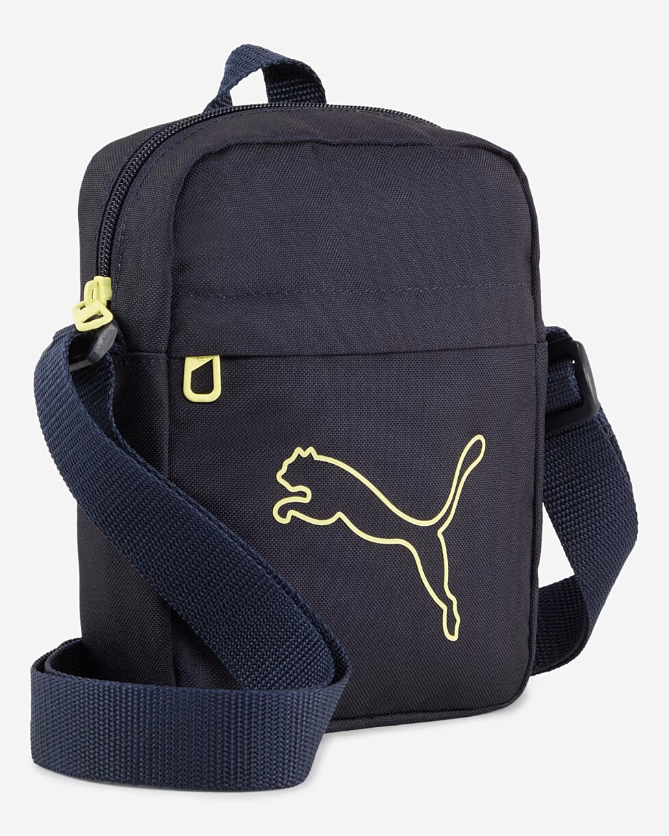 Agarra o teu potencial com esta versátil mochila. Com um compartimento principal com fecho, um bolso frontal...  BOLSA PUMA PLUS PORTABLE - PRETO
