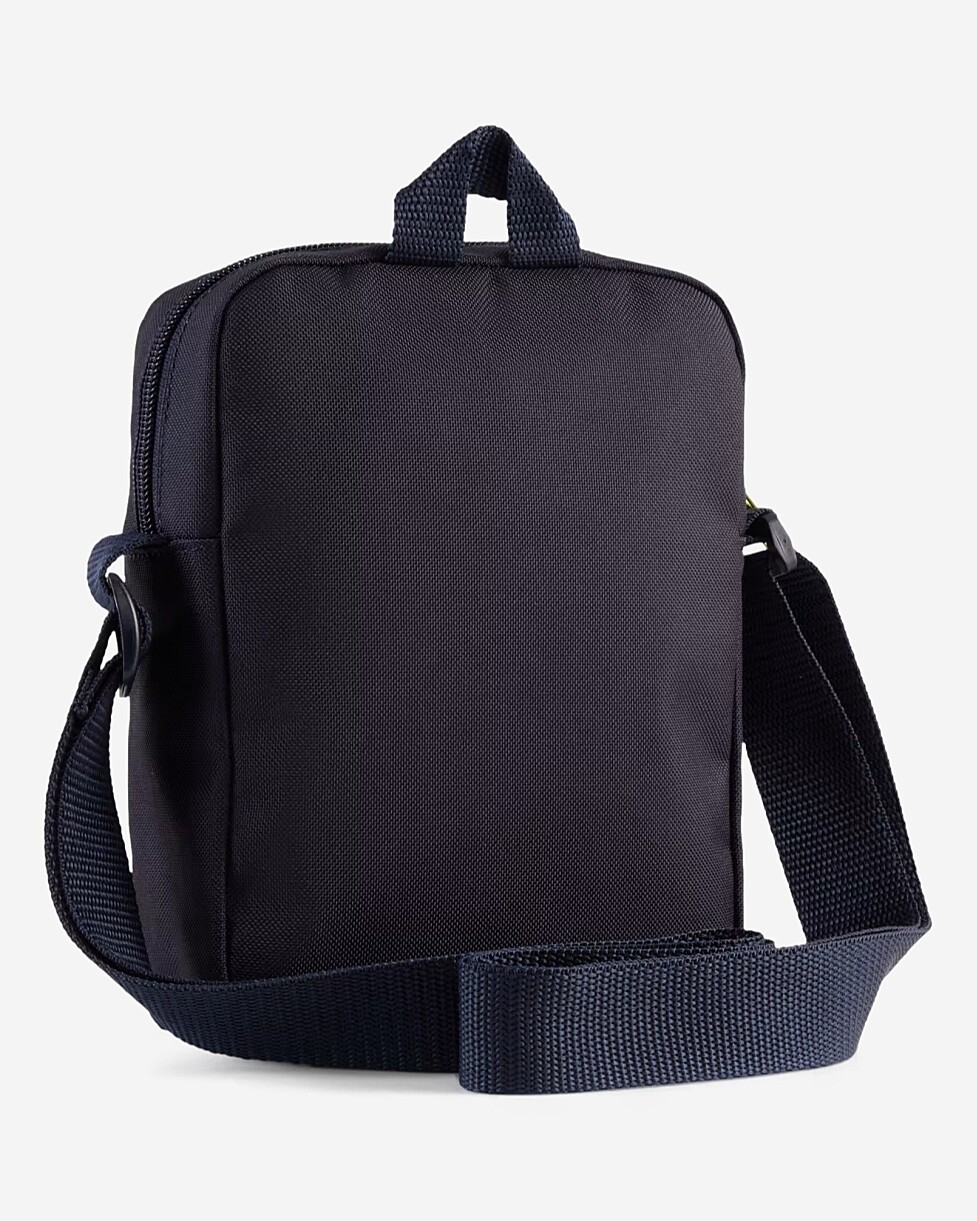 Agarra o teu potencial com esta versátil mochila. Com um compartimento principal com fecho, um bolso frontal...  BOLSA PUMA PLUS PORTABLE - PRETO