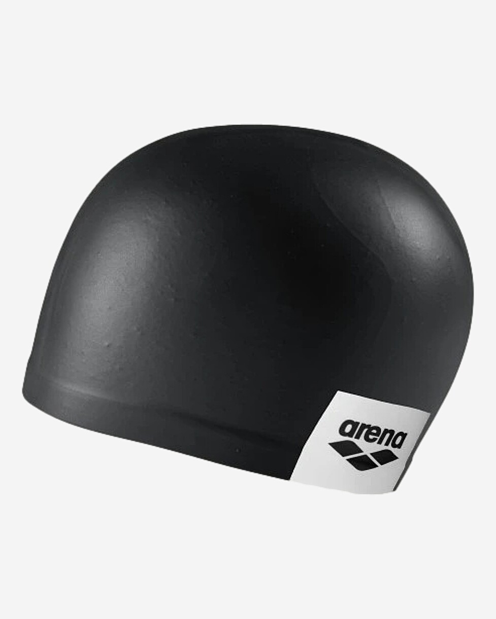 Completa o teu conjunto de treino de natação com a touca Arena Logo Moulded de alto brilho. Projetada para o...  TOUCA ARENA LOGO MOULDED - PRETO