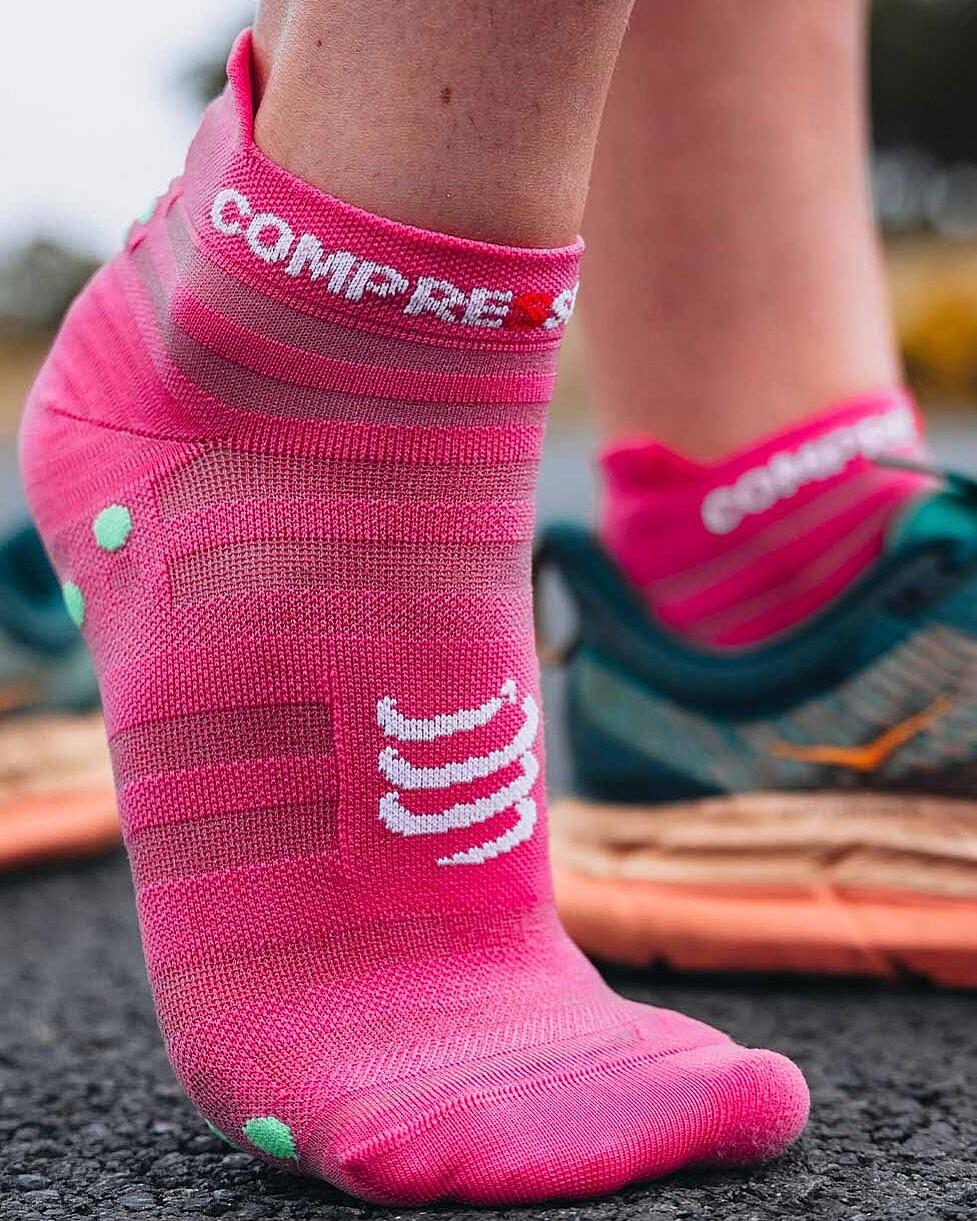 MEIAS COMPRESSPORT PRO RACING V 4.0 ULTRALIGHT RUN LOW - ROSA/BR