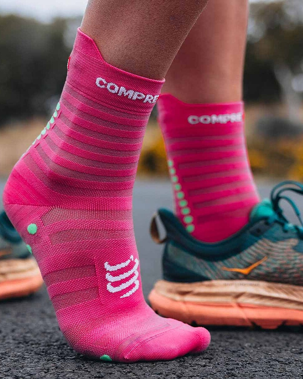 MEIAS COMPRESSPORT PRO RACING V 4.0 ULTRALIGHT RUN HIGH - ROSA/BR