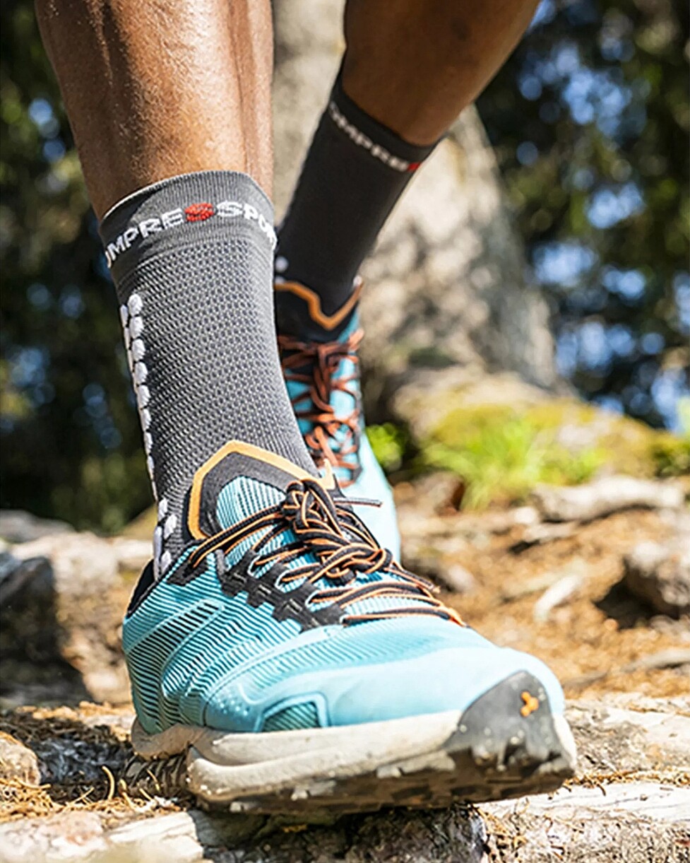 MEIAS COMPRESSPORT PRO RACING V4.0 TRAIL - CINZA/BRANCO