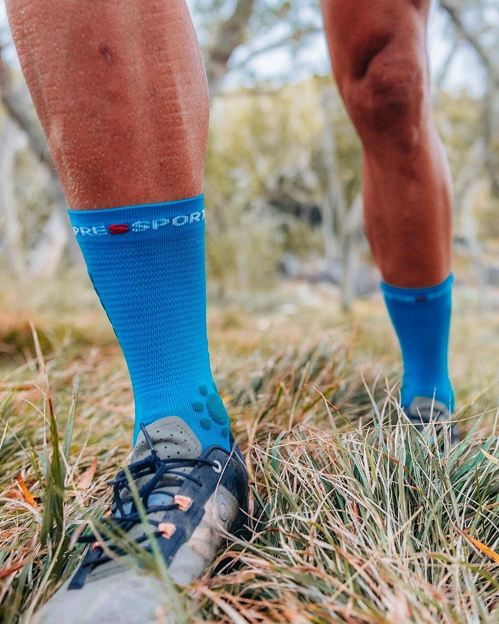 MEIAS COMPRESSPORT PRO RACING V4.0 TRAIL - AZUL CLARO
